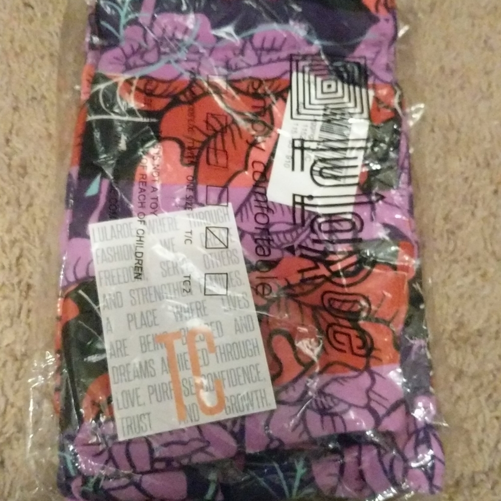 A New with Tags Lularoe Roses & Spiderwebs Leggings TC